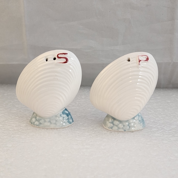 Shiken Bone China Clam Shell Salt & Pepper Shakers - Picture 4 of 9